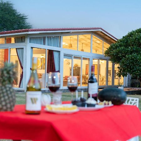 Stayvista At Idyllic Farmhouse - A Glasshouse With Outdoor Pool Gurgaon Exterior foto