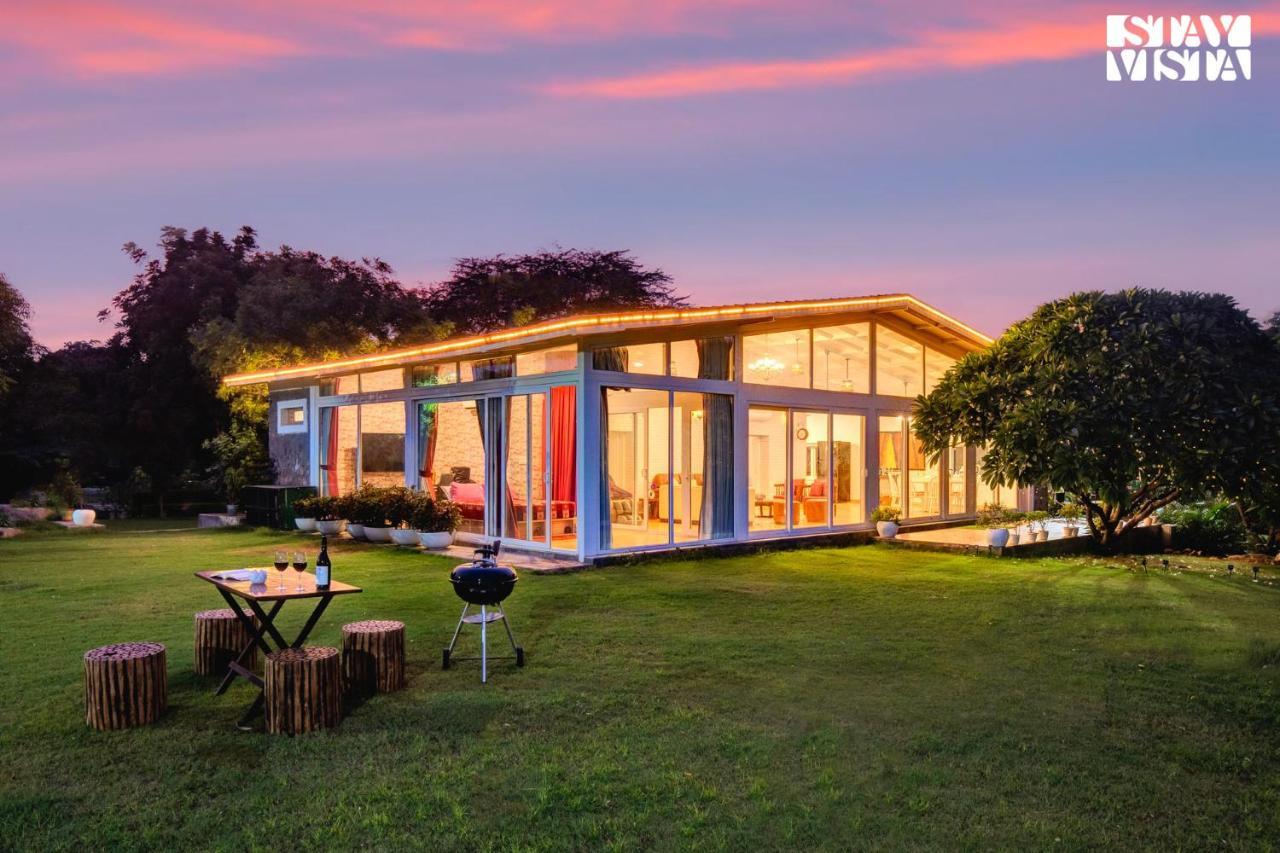 Stayvista At Idyllic Farmhouse - A Glasshouse With Outdoor Pool Gurgaon Exterior foto