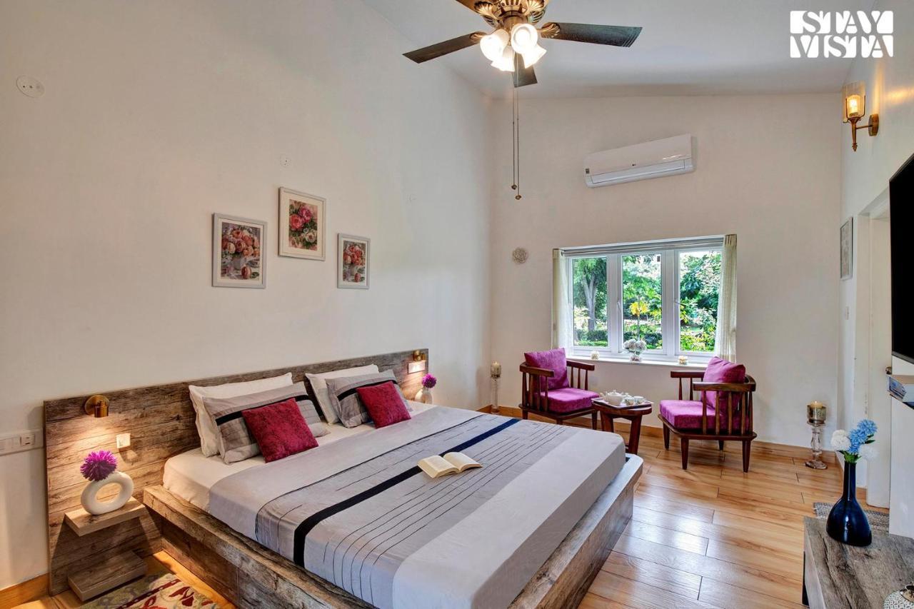 Stayvista At Idyllic Farmhouse - A Glasshouse With Outdoor Pool Gurgaon Exterior foto